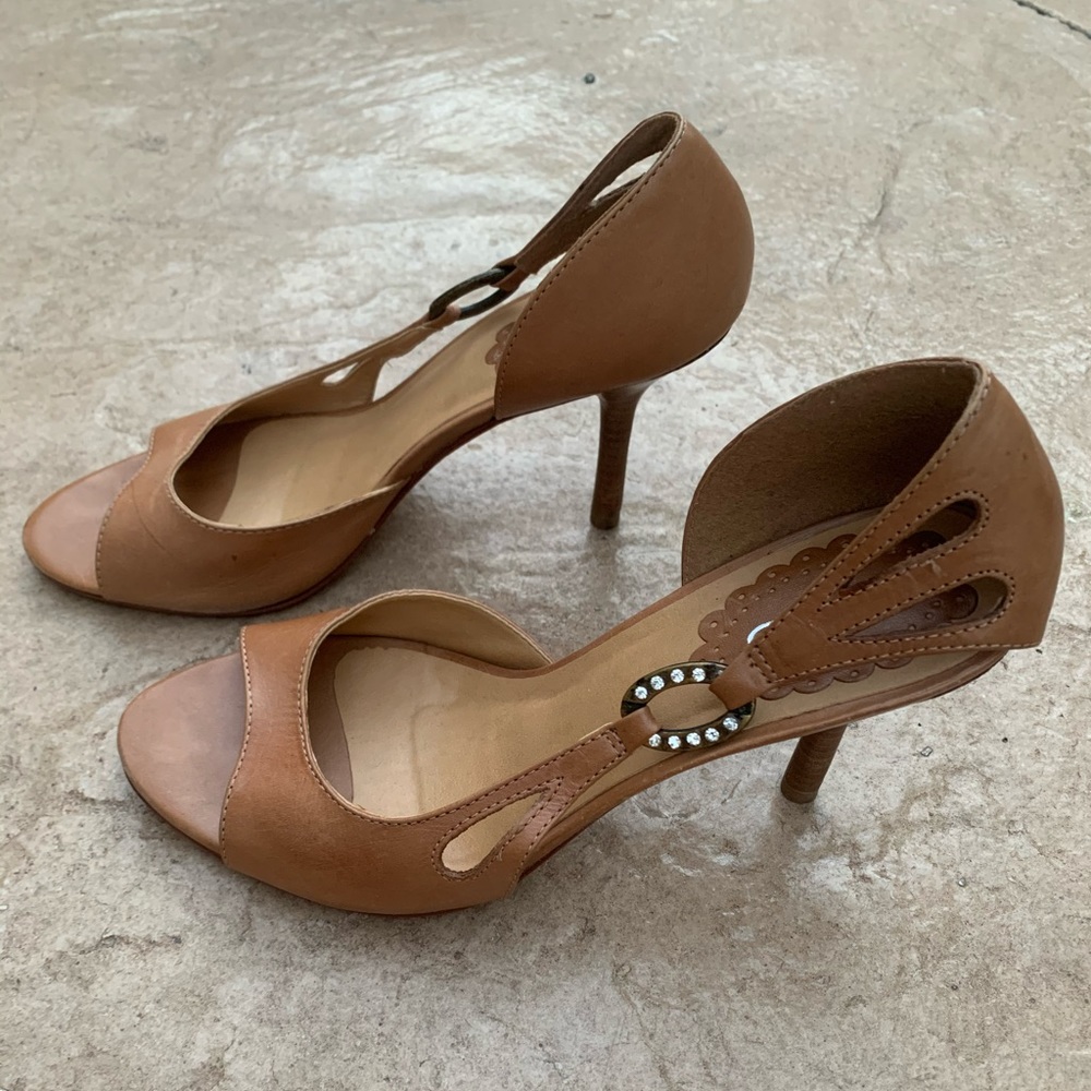 Nude peep toe